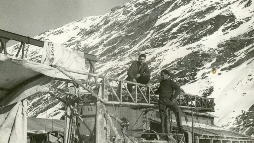 Osvaldo Montresor con un collega nel cantiere della diga di Mattmark