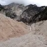 Muraglioni di materiale roccioso lungo la colata del Monte Marcora