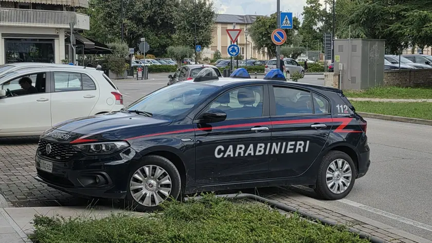 La gazzella dei carabinieri fuori dall’ambulatorio di Paese