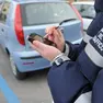 Ausiliare del traffico che compila una contravvenzione