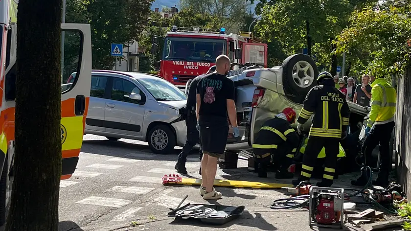 L'auto ribaltata a Cavarzano