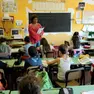 Un'insegnante durante una lezione in classe