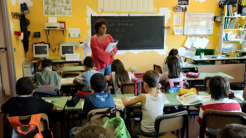Un'insegnante durante una lezione in classe