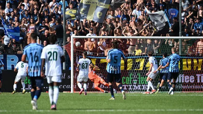 Il secondo gol del Lecco contro la Dolomiti Bellunesi (Foto Beppe De Zanet)