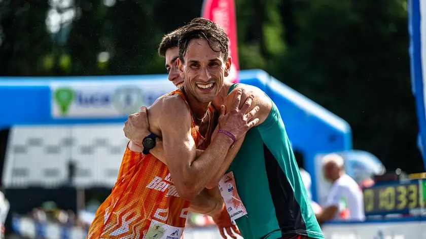 L'abbraccio di Lorenzo Cagnati e Isacco Costa (Foto Marco Gulberti)