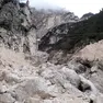 Uno dei canaloni sotto la Croda del Marcora, in mezzo ai massi uno dei sensori posizionati