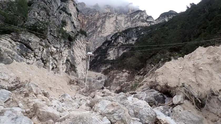 Uno dei canaloni sotto la Croda del Marcora, in mezzo ai massi uno dei sensori posizionati