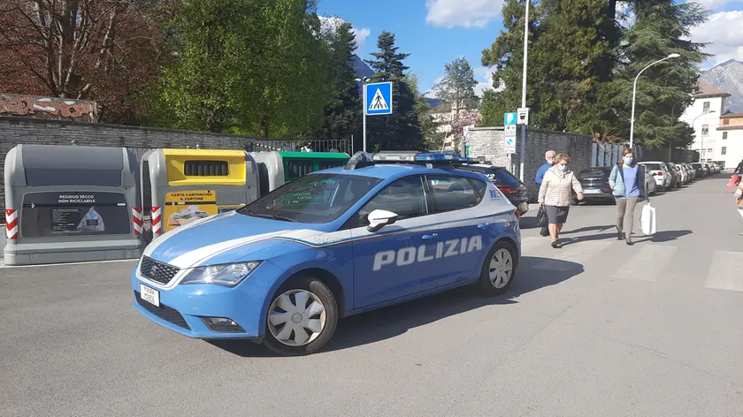 Una volante della polizia in servizio