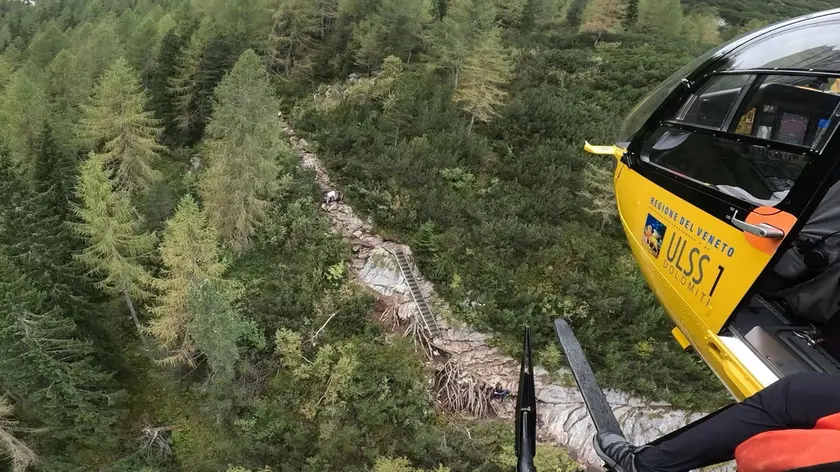 L'intervento dei soccorritori nei pressi del rifugio Vandelli