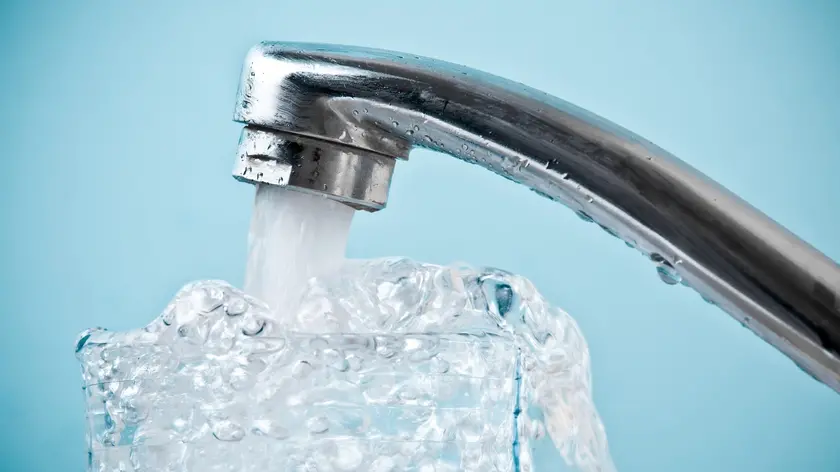 L'acqua ch sgorga da un rubinetto. Domani disagi in città