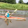Un uomo in canoa lungo una strada allagata nel Padovano
