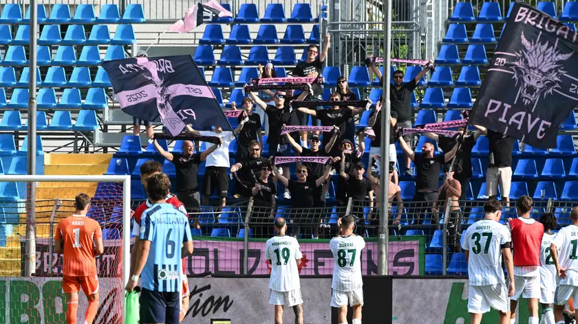 Il saluto della Dolomiti ai tifosi della Brigata Piave a Lecco (Foto Beppe De Zanet)