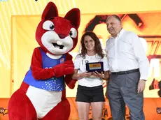 Mia Campo Bagatin con la mascotte Corty e il direttore Luca Ubaldeschi alla Festa dello sport del Corriere delle Alpi