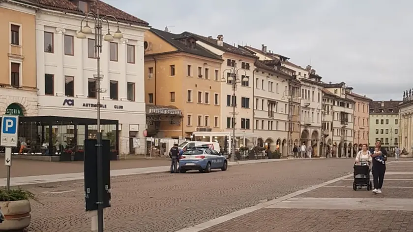 Polizia in piazza dei Martiri a Belluno