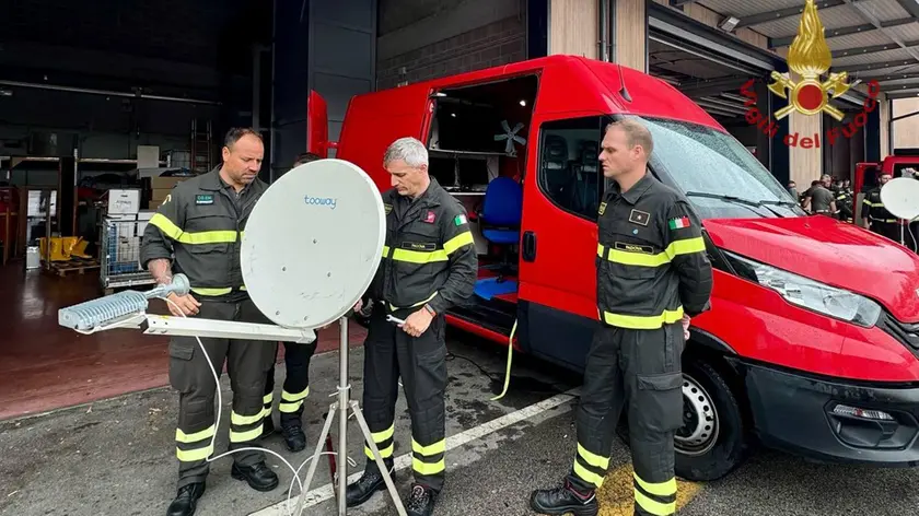 Vigili del fuoco durante l'esercitazione