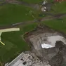 L'area dei cantieri in una immagine ripresa dal drone il primo settembre. A sinistra, sotto i teloni gialli, la frattura nel terreno