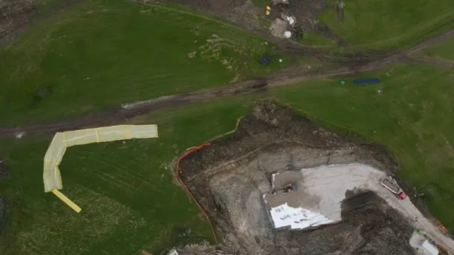 L'area dei cantieri in una immagine ripresa dal drone il primo settembre. A sinistra, sotto i teloni gialli, la frattura nel terreno