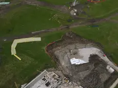 L'area dei cantieri in una immagine ripresa dal drone il primo settembre. A sinistra, sotto i teloni gialli, la frattura nel terreno