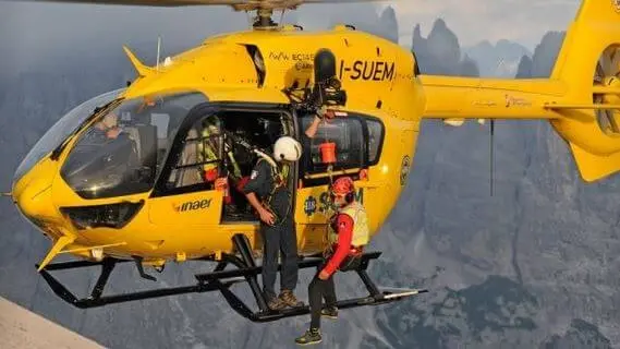 Un intervento di soccorso dell'elicottero del Suem 118