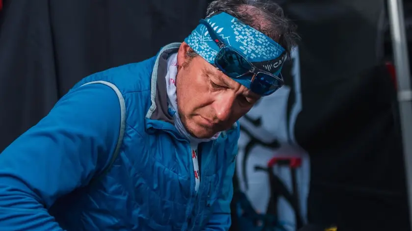 Oscar Angeloni prepara degli sci da gara