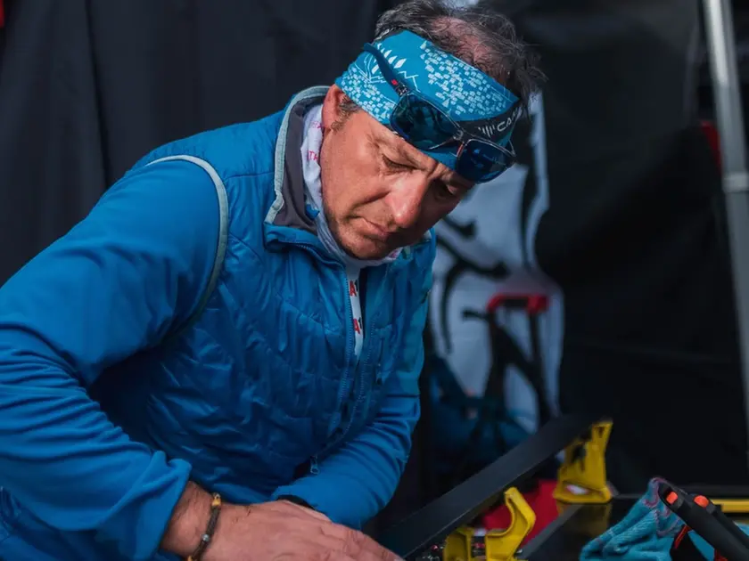 Oscar Angeloni prepara degli sci da gara