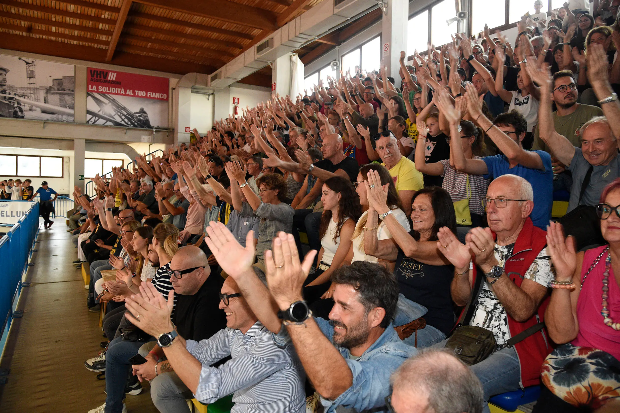 Spalti gremiti a Lambioi