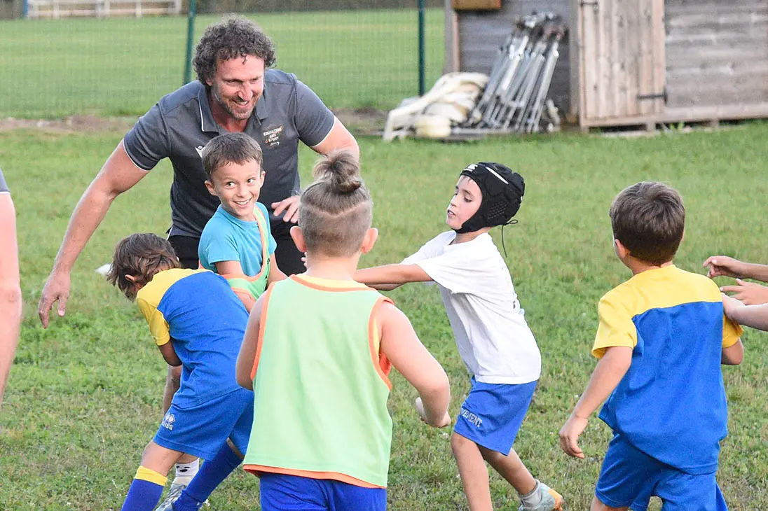 Bella giornata di sport organizzata dal Rugby Belluno con i fratelli Mauro e Mirko Bergamasco, due ex azzurri che in carriera vantano la vittoria di sei scudetti. I due giocatori hanno fatto divertire i giovani gialloblù con un allenamento che li ha molto emozionati, fra placcaggi e touche con due miti della palla ovale.