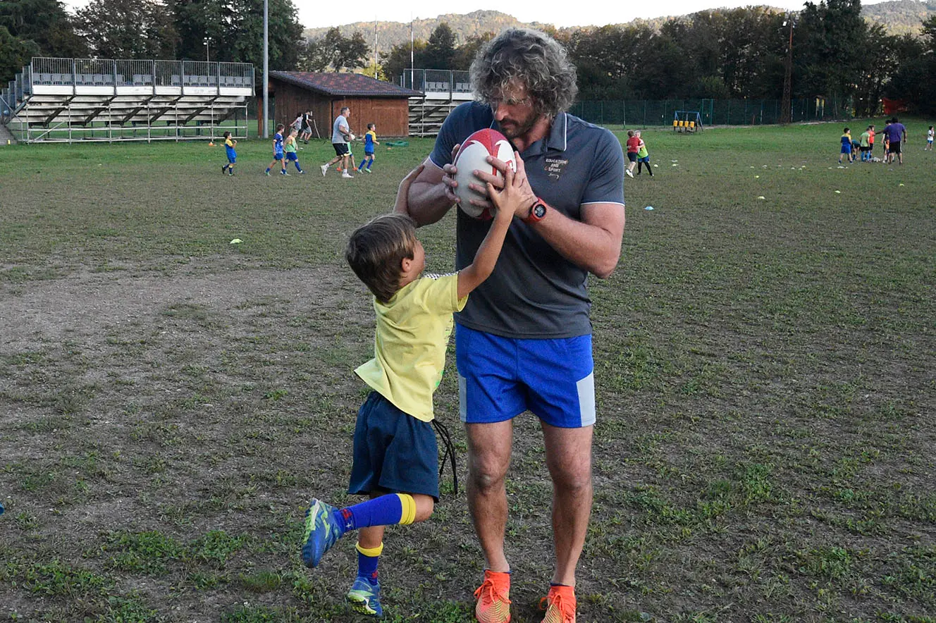 Bella giornata di sport organizzata dal Rugby Belluno con i fratelli Mauro e Mirko Bergamasco, due ex azzurri che in carriera vantano la vittoria di sei scudetti. I due giocatori hanno fatto divertire i giovani gialloblù con un allenamento che li ha molto emozionati, fra placcaggi e touche con due miti della palla ovale.