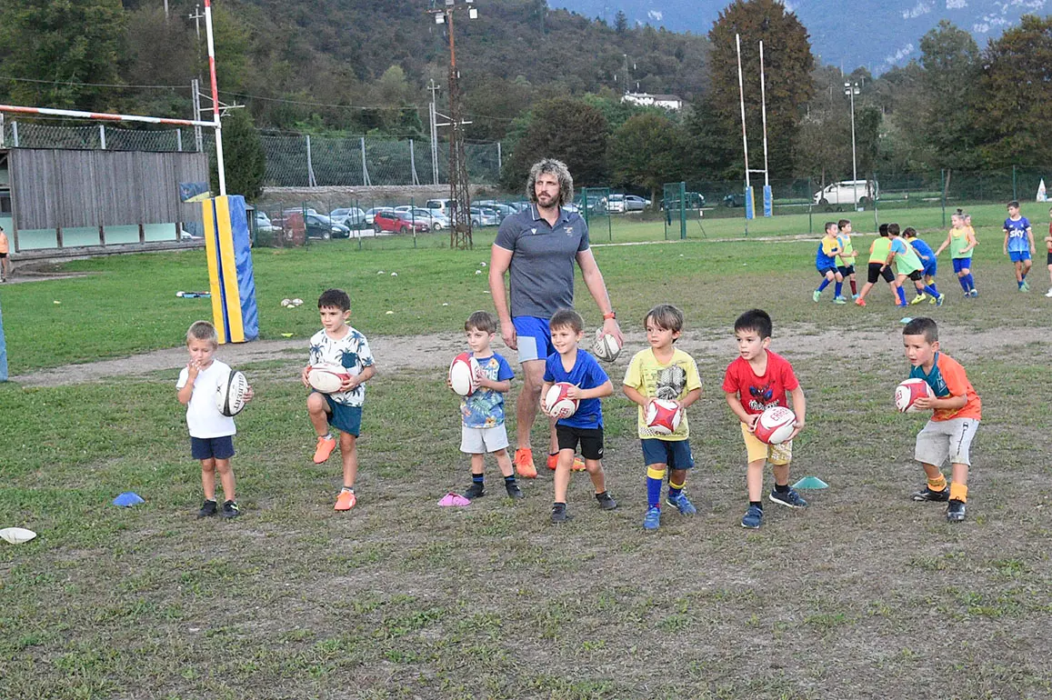 Bella giornata di sport organizzata dal Rugby Belluno con i fratelli Mauro e Mirko Bergamasco, due ex azzurri che in carriera vantano la vittoria di sei scudetti. I due giocatori hanno fatto divertire i giovani gialloblù con un allenamento che li ha molto emozionati, fra placcaggi e touche con due miti della palla ovale.
