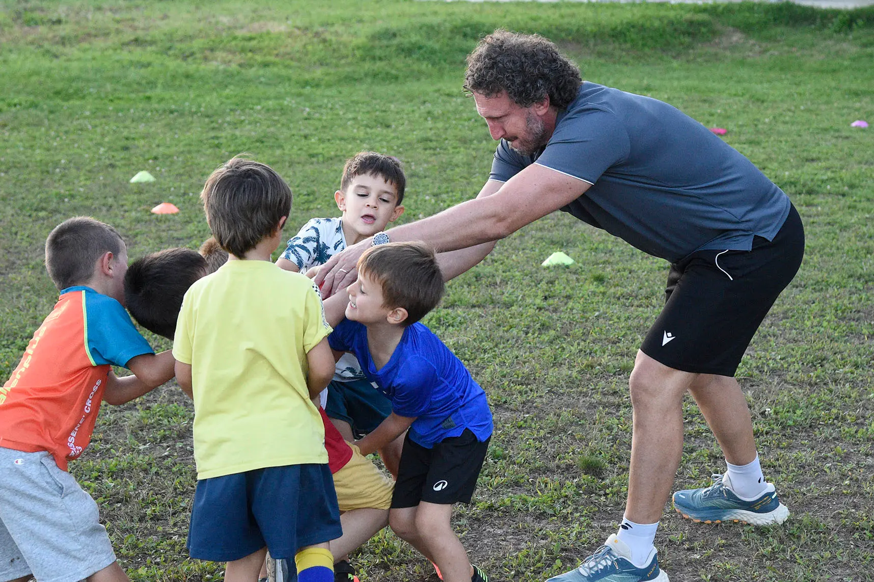 Bella giornata di sport organizzata dal Rugby Belluno con i fratelli Mauro e Mirko Bergamasco, due ex azzurri che in carriera vantano la vittoria di sei scudetti. I due giocatori hanno fatto divertire i giovani gialloblù con un allenamento che li ha molto emozionati, fra placcaggi e touche con due miti della palla ovale.