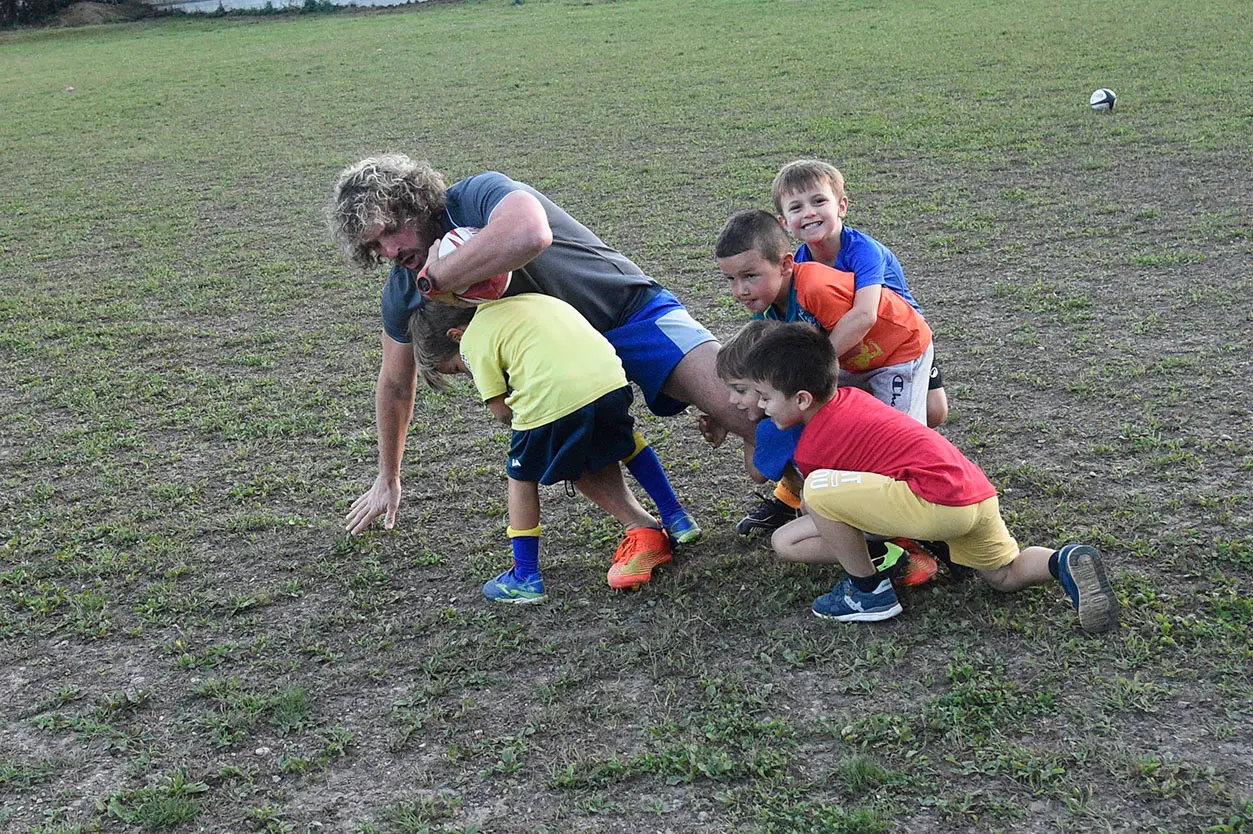 Bella giornata di sport organizzata dal Rugby Belluno con i fratelli Mauro e Mirko Bergamasco, due ex azzurri che in carriera vantano la vittoria di sei scudetti. I due giocatori hanno fatto divertire i giovani gialloblù con un allenamento che li ha molto emozionati, fra placcaggi e touche con due miti della palla ovale.