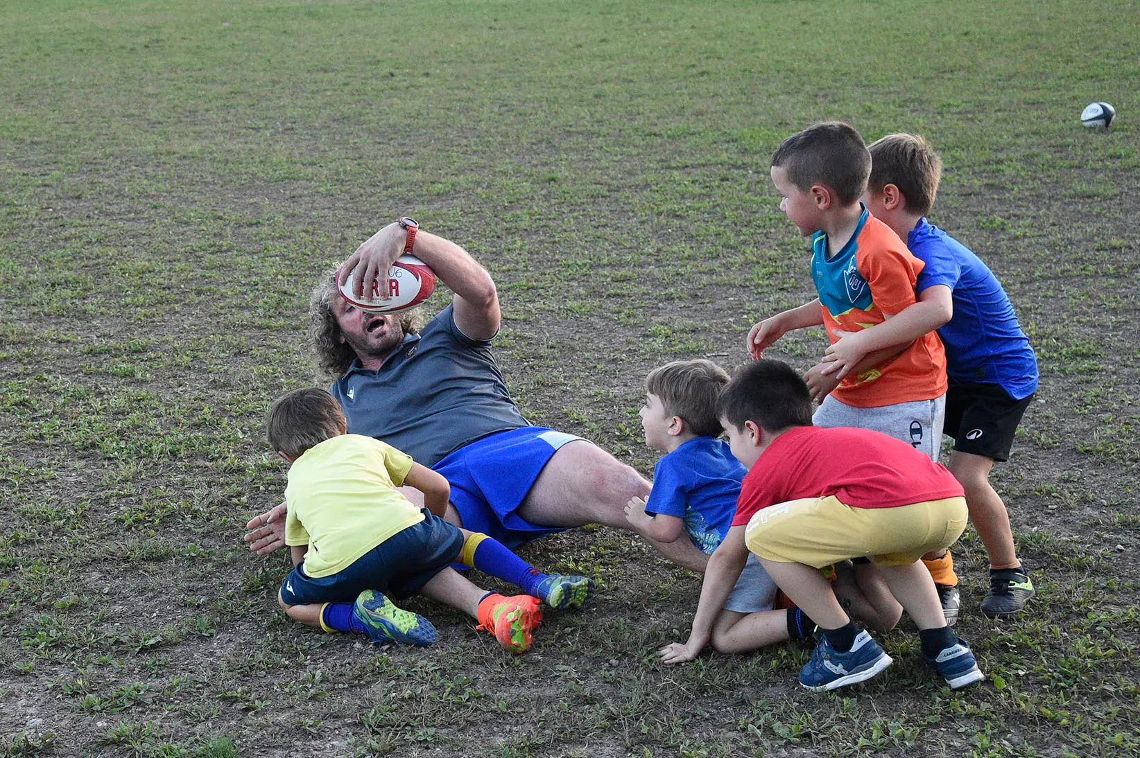 Bella giornata di sport organizzata dal Rugby Belluno con i fratelli Mauro e Mirko Bergamasco, due ex azzurri che in carriera vantano la vittoria di sei scudetti. I due giocatori hanno fatto divertire i giovani gialloblù con un allenamento che li ha molto emozionati, fra placcaggi e touche con due miti della palla ovale.