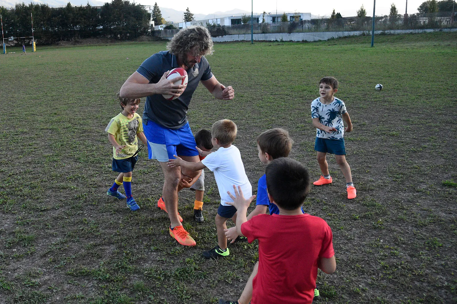 Bella giornata di sport organizzata dal Rugby Belluno con i fratelli Mauro e Mirko Bergamasco, due ex azzurri che in carriera vantano la vittoria di sei scudetti. I due giocatori hanno fatto divertire i giovani gialloblù con un allenamento che li ha molto emozionati, fra placcaggi e touche con due miti della palla ovale.