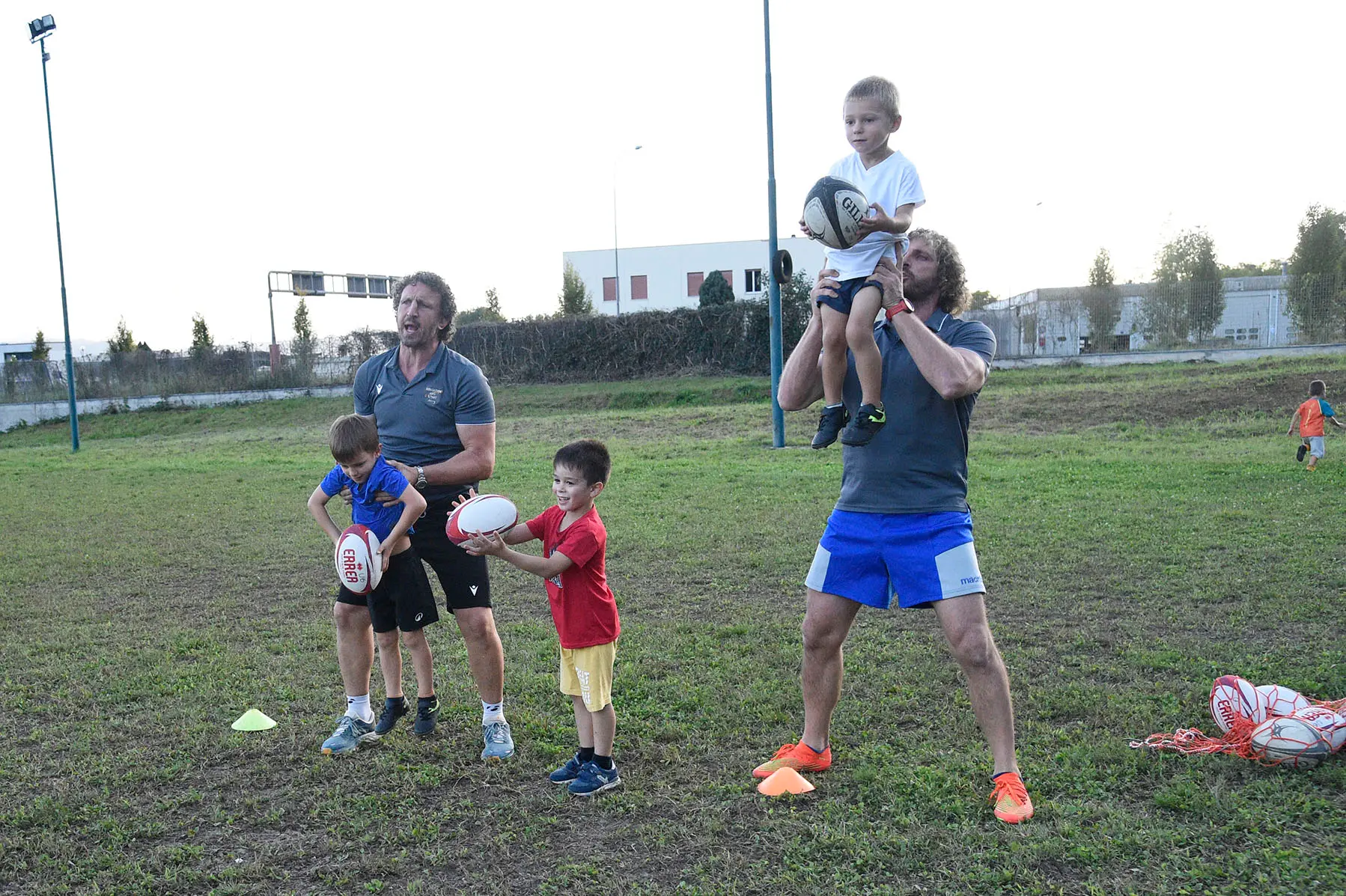 Bella giornata di sport organizzata dal Rugby Belluno con i fratelli Mauro e Mirko Bergamasco, due ex azzurri che in carriera vantano la vittoria di sei scudetti. I due giocatori hanno fatto divertire i giovani gialloblù con un allenamento che li ha molto emozionati, fra placcaggi e touche con due miti della palla ovale.
