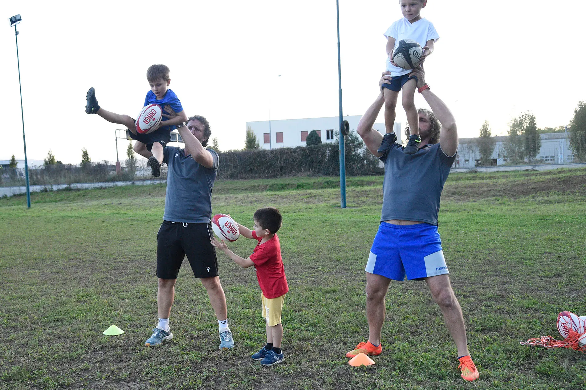 Bella giornata di sport organizzata dal Rugby Belluno con i fratelli Mauro e Mirko Bergamasco, due ex azzurri che in carriera vantano la vittoria di sei scudetti. I due giocatori hanno fatto divertire i giovani gialloblù con un allenamento che li ha molto emozionati, fra placcaggi e touche con due miti della palla ovale.