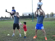 Bella giornata di sport organizzata dal Rugby Belluno con i fratelli Mauro e Mirko Bergamasco, due ex azzurri che in carriera vantano la vittoria di sei scudetti. I due giocatori hanno fatto divertire i giovani gialloblù con un allenamento che li ha molto emozionati, fra placcaggi e touche con due miti della palla ovale.