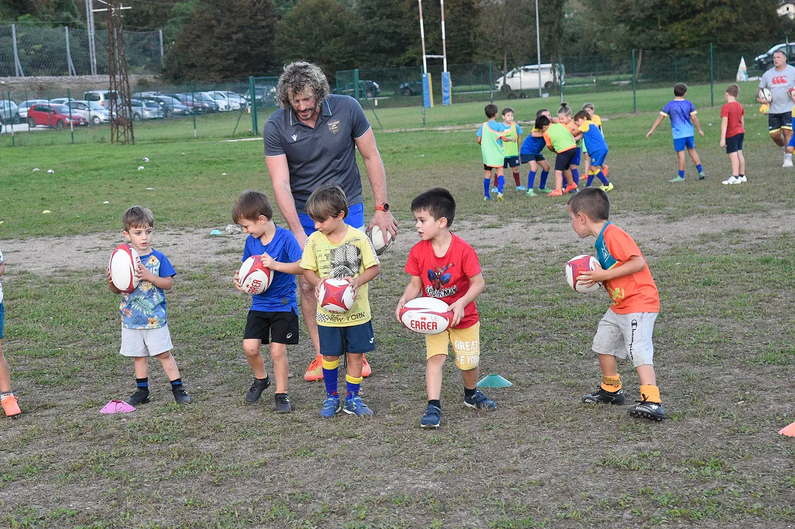 Bella giornata di sport organizzata dal Rugby Belluno con i fratelli Mauro e Mirko Bergamasco, due ex azzurri che in carriera vantano la vittoria di sei scudetti. I due giocatori hanno fatto divertire i giovani gialloblù con un allenamento che li ha molto emozionati, fra placcaggi e touche con due miti della palla ovale.