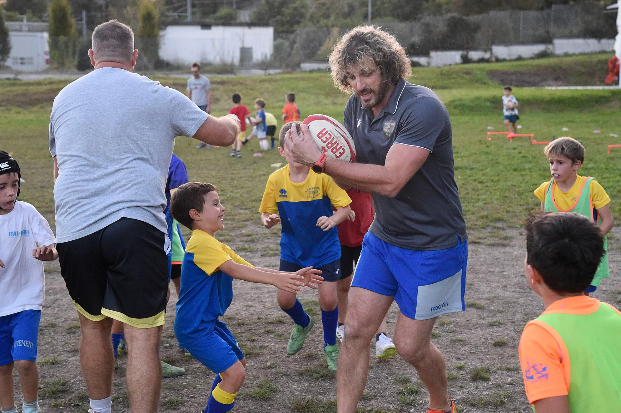 Bella giornata di sport organizzata dal Rugby Belluno con i fratelli Mauro e Mirko Bergamasco, due ex azzurri che in carriera vantano la vittoria di sei scudetti. I due giocatori hanno fatto divertire i giovani gialloblù con un allenamento che li ha molto emozionati, fra placcaggi e touche con due miti della palla ovale.
