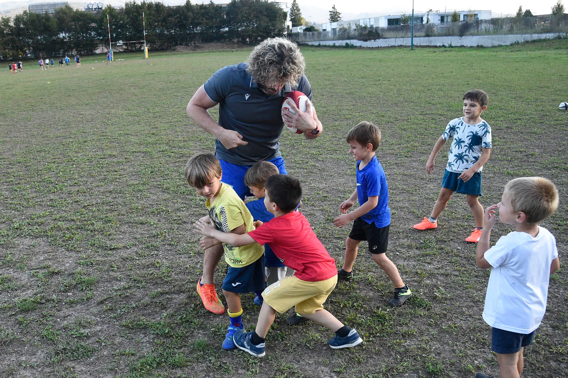 Bella giornata di sport organizzata dal Rugby Belluno con i fratelli Mauro e Mirko Bergamasco, due ex azzurri che in carriera vantano la vittoria di sei scudetti. I due giocatori hanno fatto divertire i giovani gialloblù con un allenamento che li ha molto emozionati, fra placcaggi e touche con due miti della palla ovale.