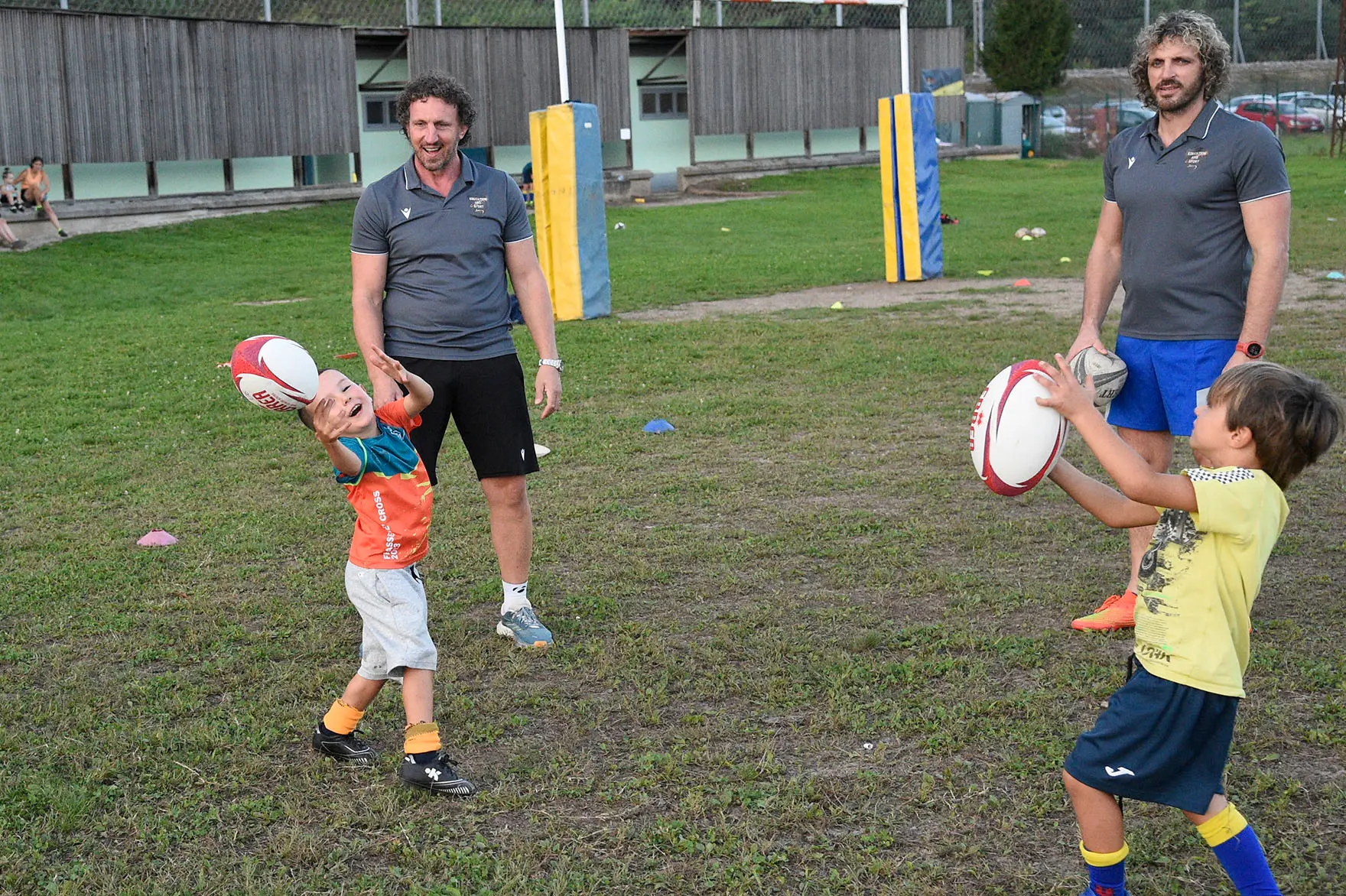 Bella giornata di sport organizzata dal Rugby Belluno con i fratelli Mauro e Mirko Bergamasco, due ex azzurri che in carriera vantano la vittoria di sei scudetti. I due giocatori hanno fatto divertire i giovani gialloblù con un allenamento che li ha molto emozionati, fra placcaggi e touche con due miti della palla ovale.