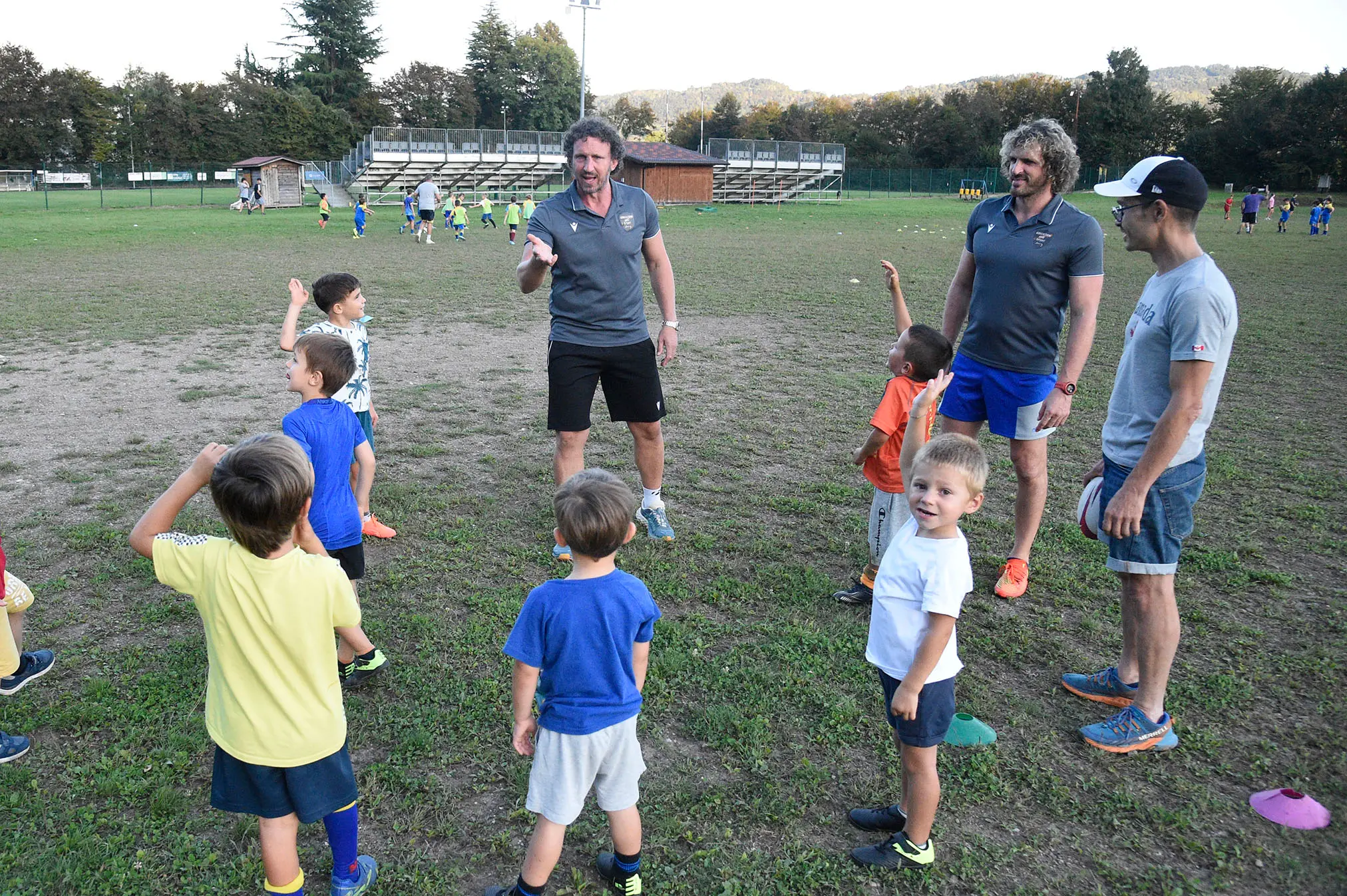 Bella giornata di sport organizzata dal Rugby Belluno con i fratelli Mauro e Mirko Bergamasco, due ex azzurri che in carriera vantano la vittoria di sei scudetti. I due giocatori hanno fatto divertire i giovani gialloblù con un allenamento che li ha molto emozionati, fra placcaggi e touche con due miti della palla ovale.