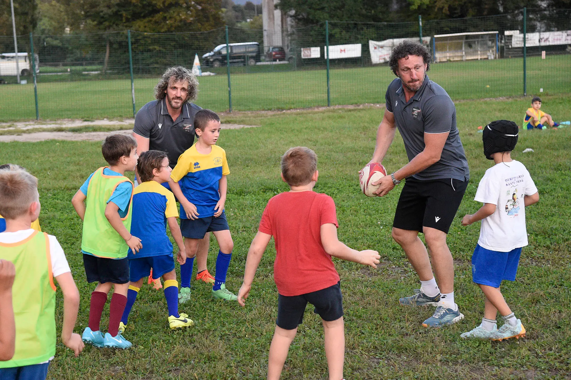 Bella giornata di sport organizzata dal Rugby Belluno con i fratelli Mauro e Mirko Bergamasco, due ex azzurri che in carriera vantano la vittoria di sei scudetti. I due giocatori hanno fatto divertire i giovani gialloblù con un allenamento che li ha molto emozionati, fra placcaggi e touche con due miti della palla ovale.