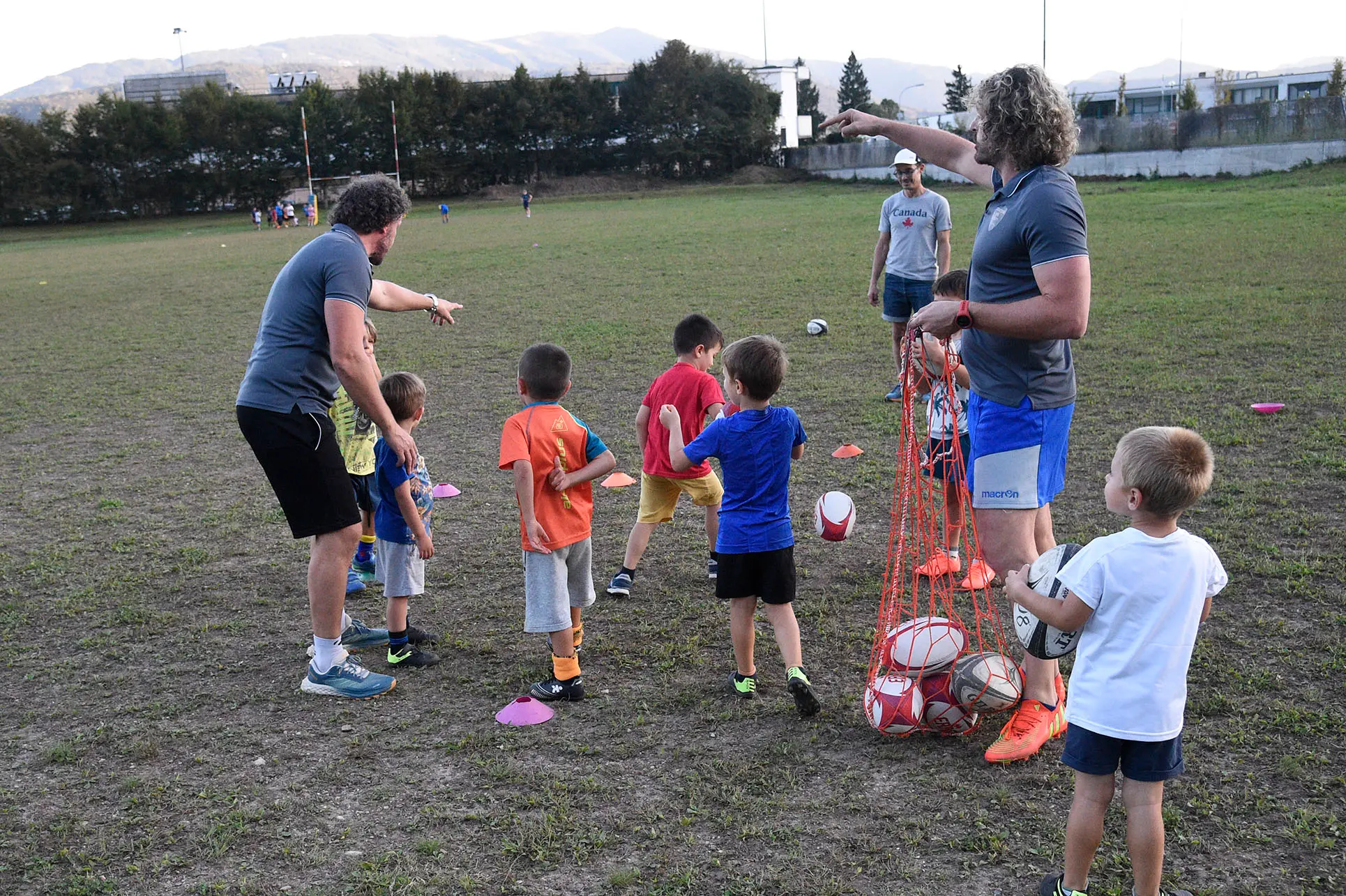 Bella giornata di sport organizzata dal Rugby Belluno con i fratelli Mauro e Mirko Bergamasco, due ex azzurri che in carriera vantano la vittoria di sei scudetti. I due giocatori hanno fatto divertire i giovani gialloblù con un allenamento che li ha molto emozionati, fra placcaggi e touche con due miti della palla ovale.