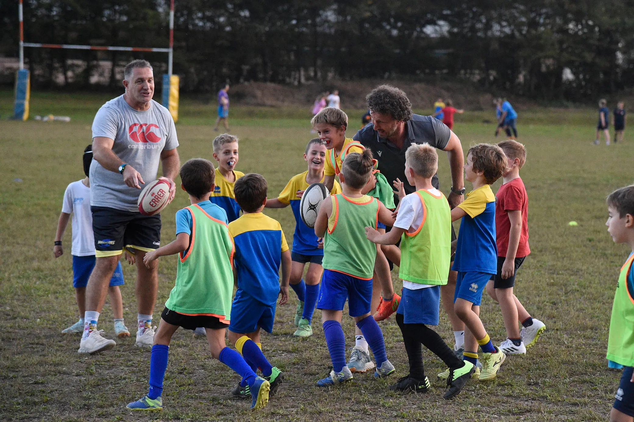Bella giornata di sport organizzata dal Rugby Belluno con i fratelli Mauro e Mirko Bergamasco, due ex azzurri che in carriera vantano la vittoria di sei scudetti. I due giocatori hanno fatto divertire i giovani gialloblù con un allenamento che li ha molto emozionati, fra placcaggi e touche con due miti della palla ovale.