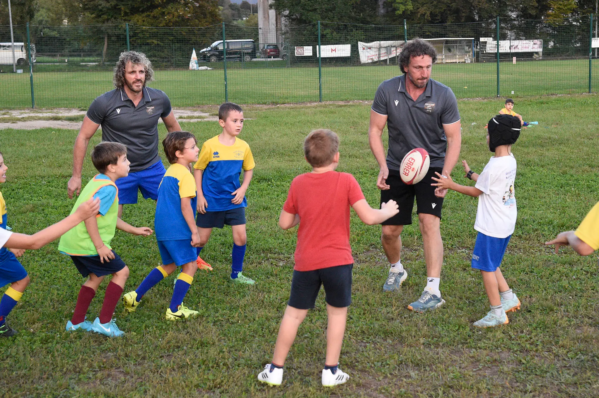 Bella giornata di sport organizzata dal Rugby Belluno con i fratelli Mauro e Mirko Bergamasco, due ex azzurri che in carriera vantano la vittoria di sei scudetti. I due giocatori hanno fatto divertire i giovani gialloblù con un allenamento che li ha molto emozionati, fra placcaggi e touche con due miti della palla ovale.