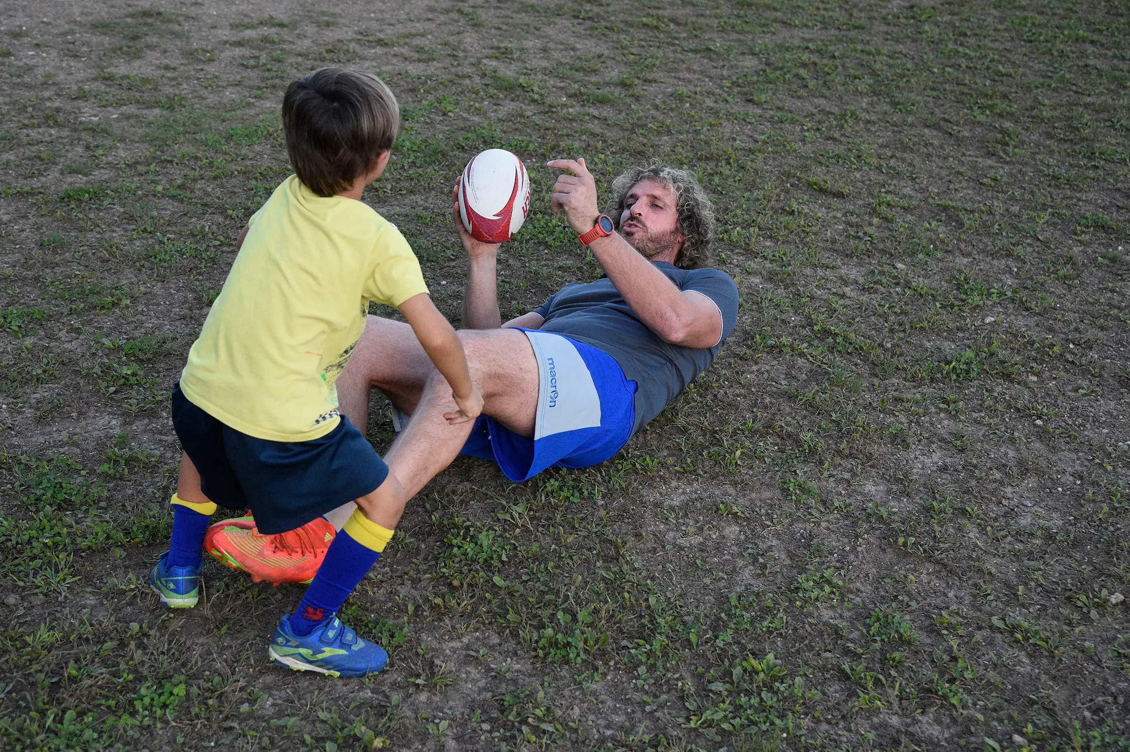 Bella giornata di sport organizzata dal Rugby Belluno con i fratelli Mauro e Mirko Bergamasco, due ex azzurri che in carriera vantano la vittoria di sei scudetti. I due giocatori hanno fatto divertire i giovani gialloblù con un allenamento che li ha molto emozionati, fra placcaggi e touche con due miti della palla ovale.