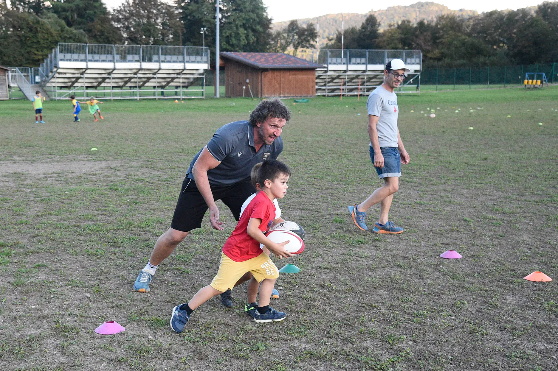 Bella giornata di sport organizzata dal Rugby Belluno con i fratelli Mauro e Mirko Bergamasco, due ex azzurri che in carriera vantano la vittoria di sei scudetti. I due giocatori hanno fatto divertire i giovani gialloblù con un allenamento che li ha molto emozionati, fra placcaggi e touche con due miti della palla ovale.