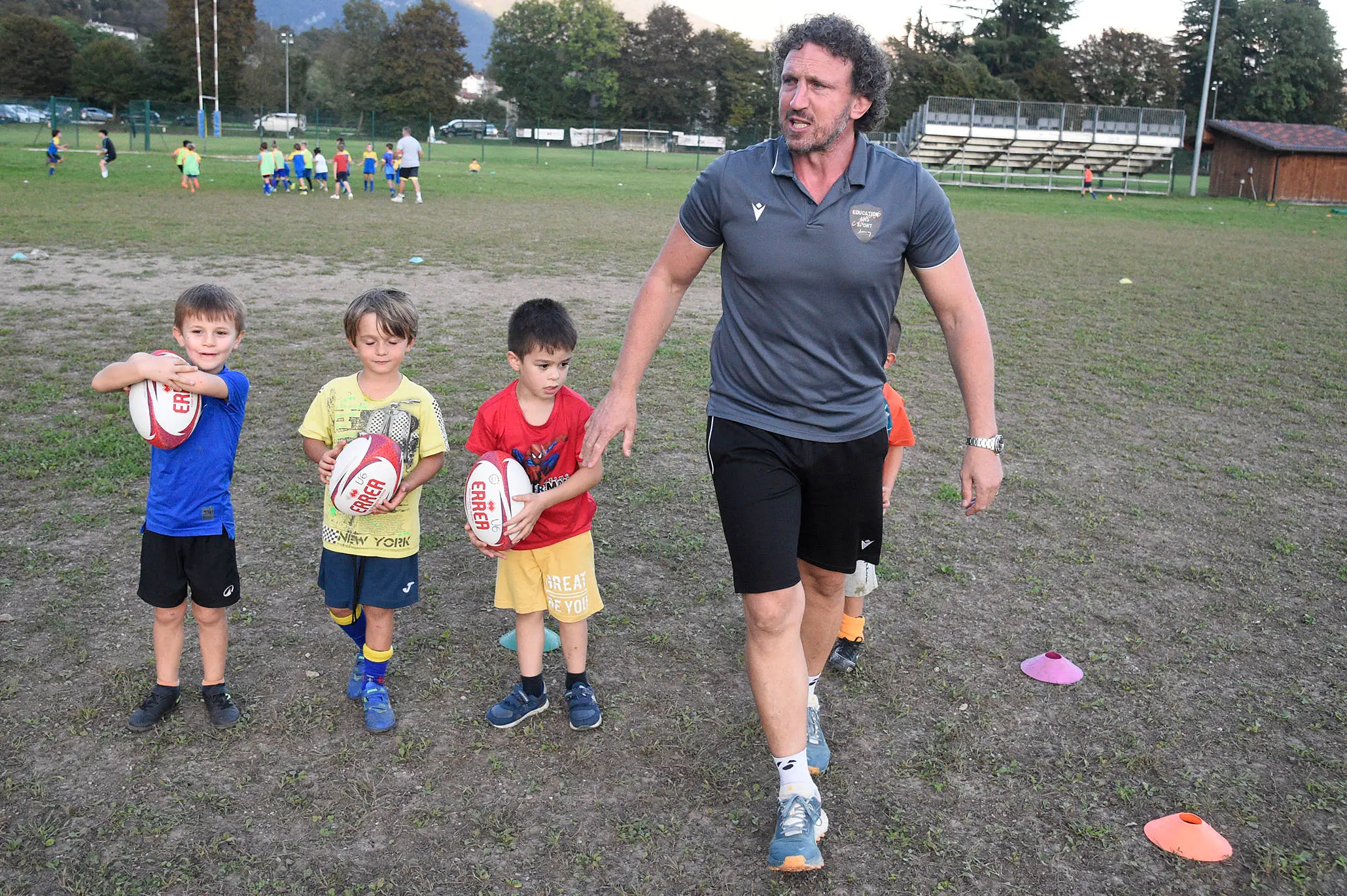 Bella giornata di sport organizzata dal Rugby Belluno con i fratelli Mauro e Mirko Bergamasco, due ex azzurri che in carriera vantano la vittoria di sei scudetti. I due giocatori hanno fatto divertire i giovani gialloblù con un allenamento che li ha molto emozionati, fra placcaggi e touche con due miti della palla ovale.