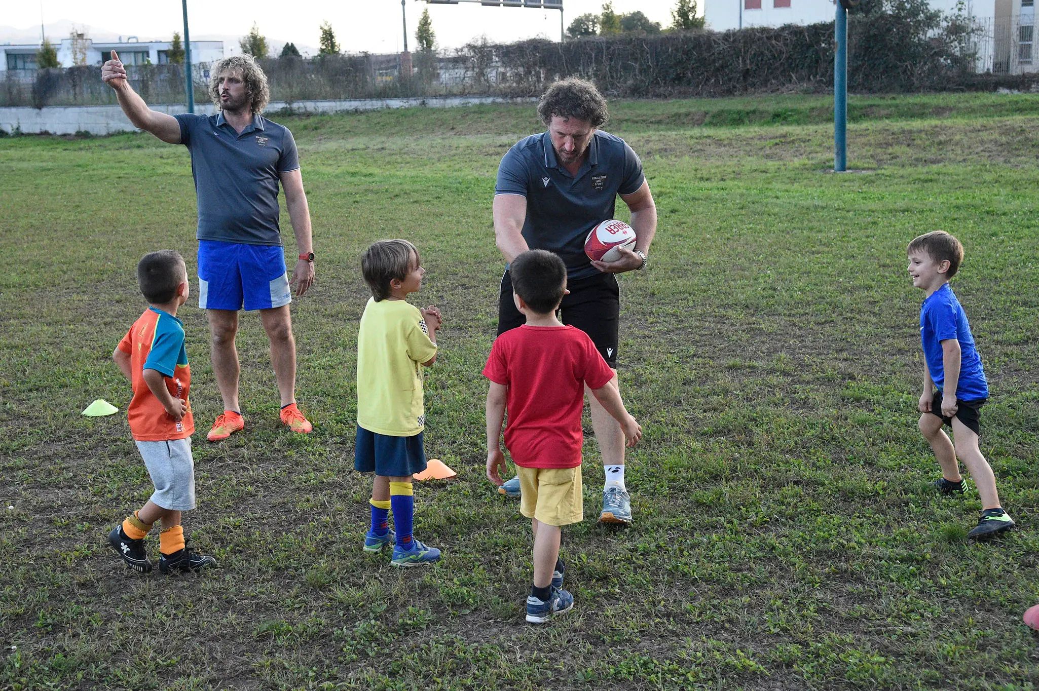 Bella giornata di sport organizzata dal Rugby Belluno con i fratelli Mauro e Mirko Bergamasco, due ex azzurri che in carriera vantano la vittoria di sei scudetti. I due giocatori hanno fatto divertire i giovani gialloblù con un allenamento che li ha molto emozionati, fra placcaggi e touche con due miti della palla ovale.