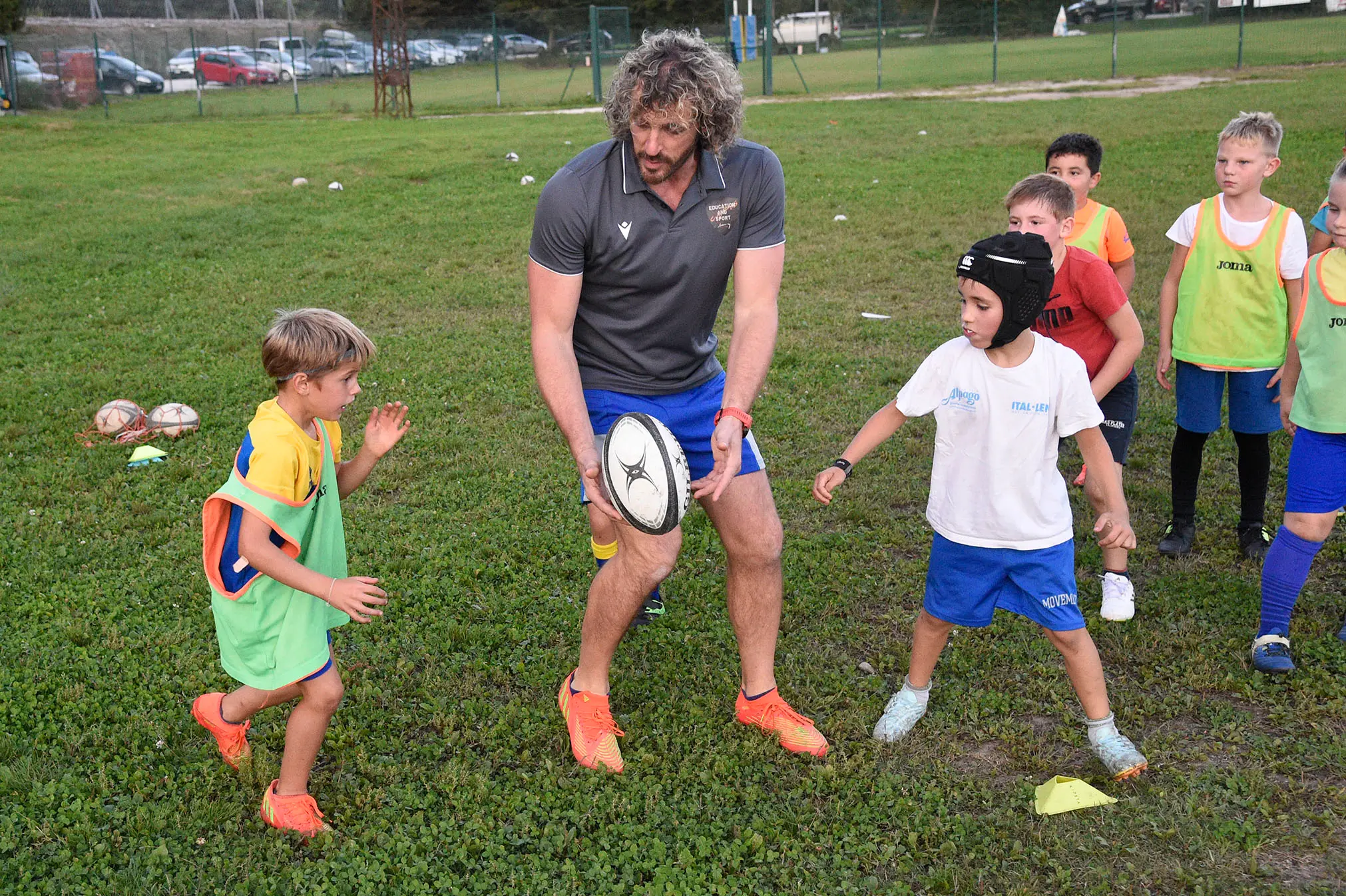 Bella giornata di sport organizzata dal Rugby Belluno con i fratelli Mauro e Mirko Bergamasco, due ex azzurri che in carriera vantano la vittoria di sei scudetti. I due giocatori hanno fatto divertire i giovani gialloblù con un allenamento che li ha molto emozionati, fra placcaggi e touche con due miti della palla ovale.
